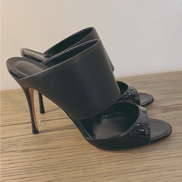 Manolo Blahnik Ripta Wide-Band Patent Pump (37.5) - Picture 11 of 15